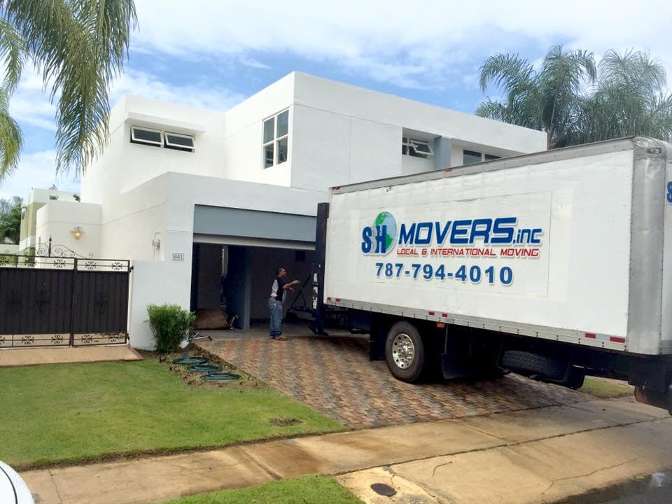 SSH Movers truck during a residential move in Puerto Rico
